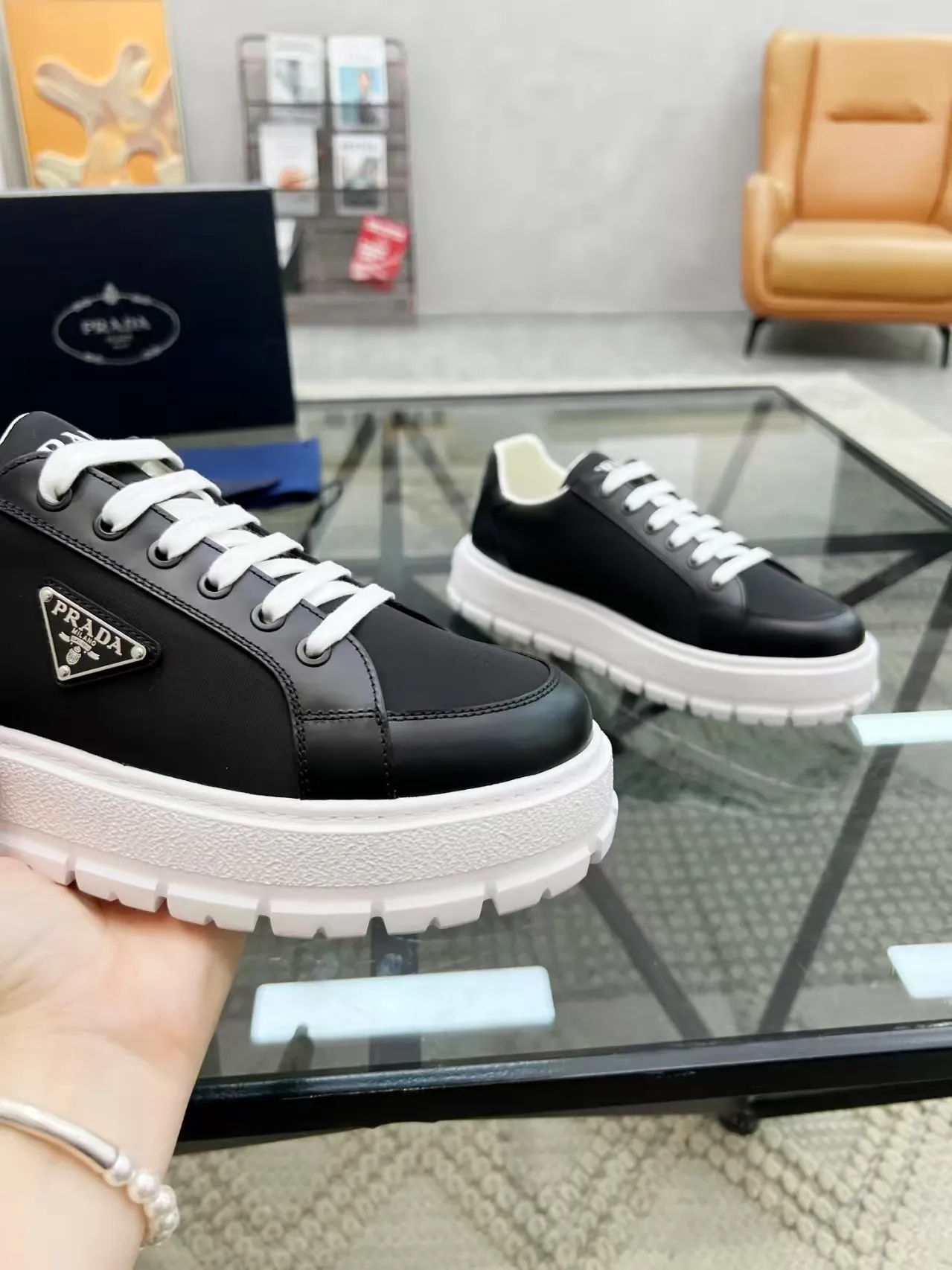 Men's Men's Shoes 💰440 [New Style] 🎍🎍Prada Prada's new men's leather sneakers, the highest version on the market, any comparison is welcome🆚! The original leather has excellent texture and is super high-end! Fetal sheep net lining imported from Italy, removable pad! Luxurious materials and fine workmanship, highly recommended! Code: 38-44 (45 can be customized